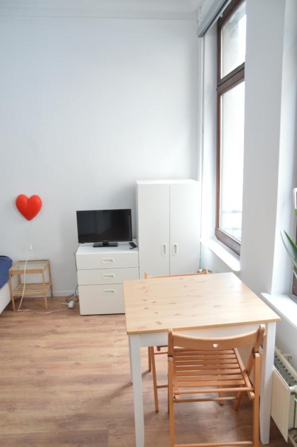 Awesome Studio In Marolles Apartment Brussel Bagian luar foto